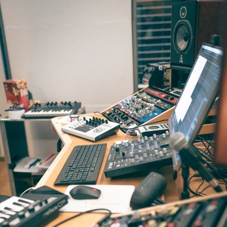 Regie-Desk im Lesonn Studio mit hochwertigen analogen Preamps, Outboard, Synths und Computer während einer Aufnahmesession