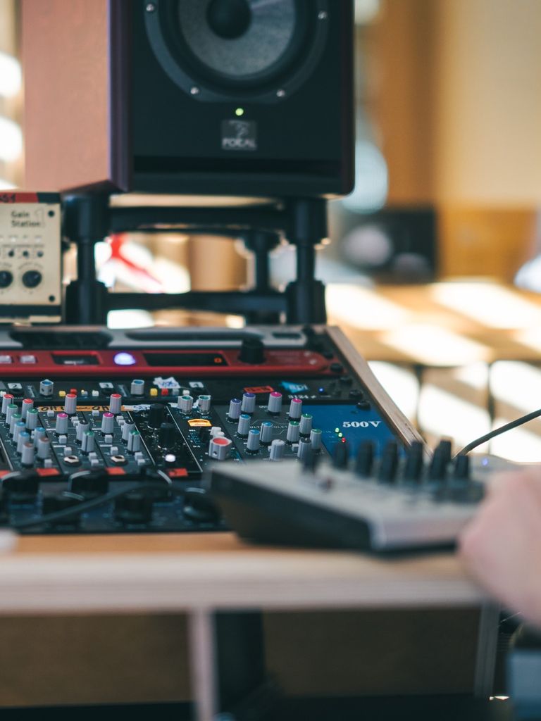 Lesonn Studio Regie mit professionellem Outboard-Setup für Recording und Mixing