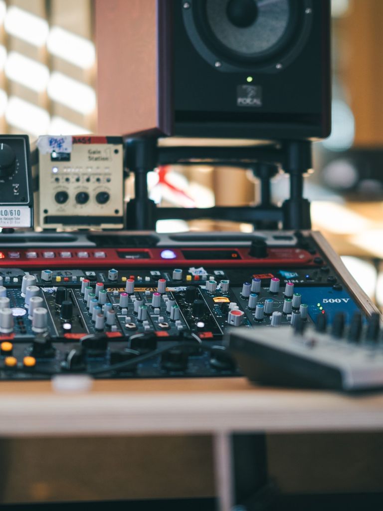 Lesonn Studio Regie mit professionellem Outboard-Setup für Recording und Mixing